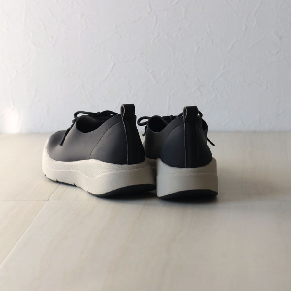 足の悩みから解放する靴 外反拇指やむくんだ足にも優しくフィット