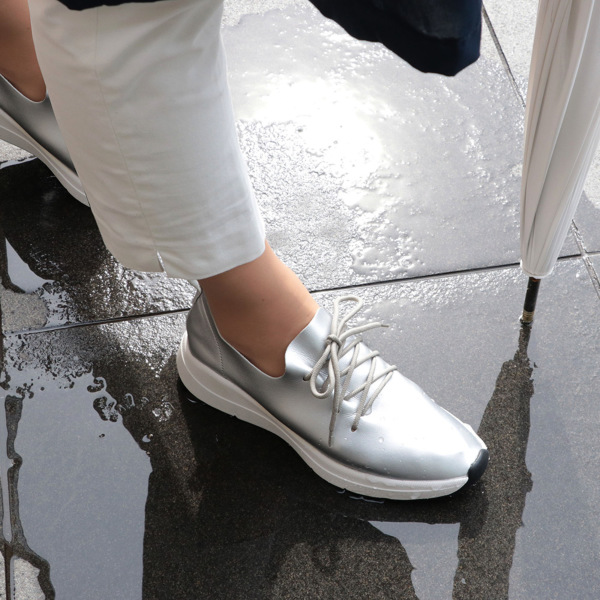 足の悩みから解放する靴 外反拇指やむくんだ足にも優しく