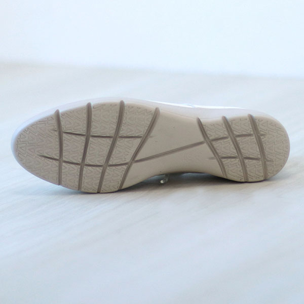 足の悩みから解放する靴 外反拇指やむくんだ足にも優しくフィット