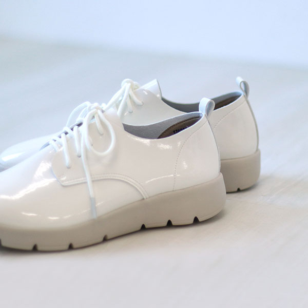 足の悩みから解放する靴 外反拇指やむくんだ足にも優しくフィット