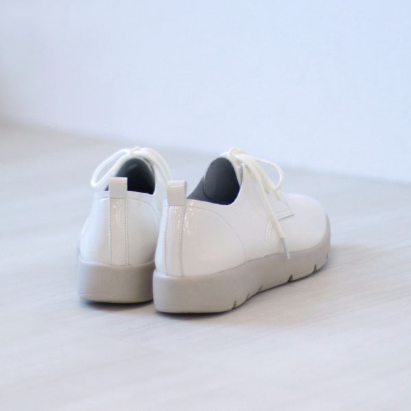 足の悩みから解放する靴 外反拇指やむくんだ足にも優しくフィット