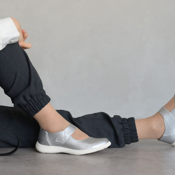 足の悩みから解放する靴 外反拇指やむくんだ足にも優しくフィット