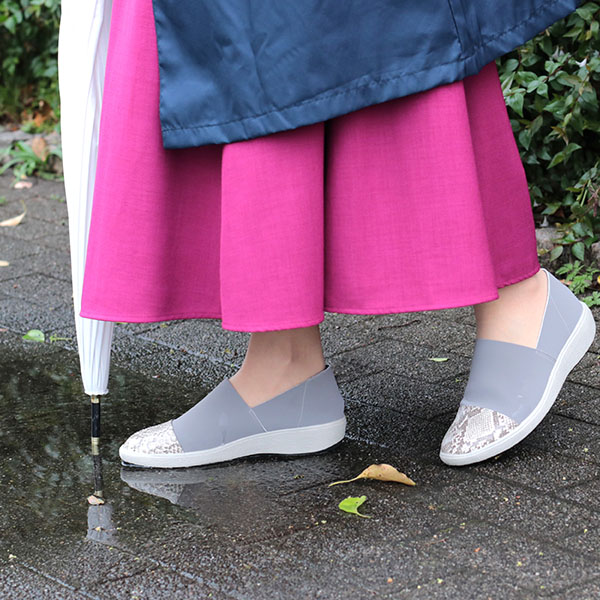 足の悩みから解放する靴 外反拇指やむくんだ足にも優しくフィット